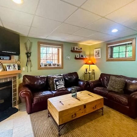 Апарт отель Boyne Mountain Getaway, Unit B Boyne Falls Экстерьер фото