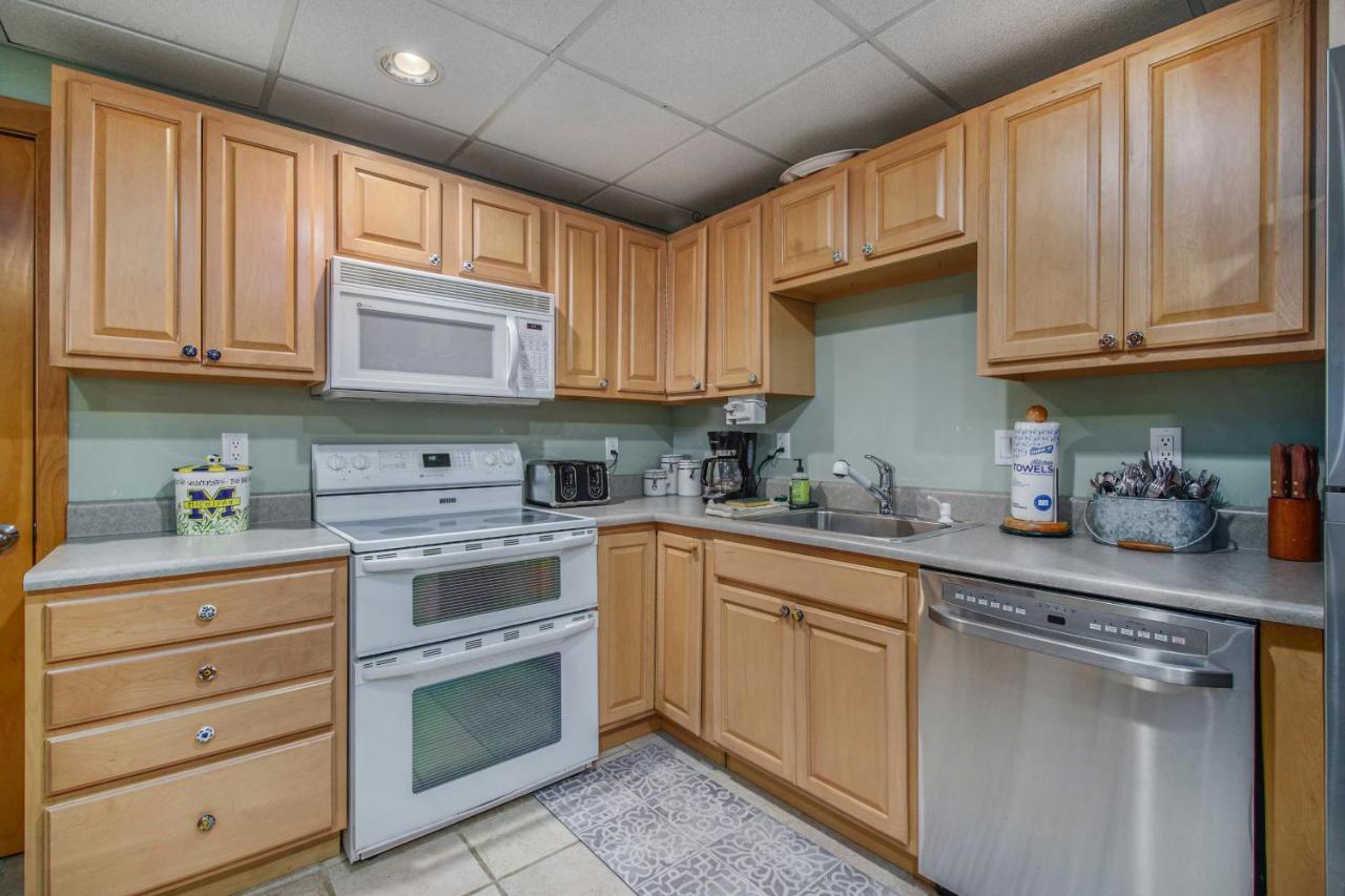 Апарт отель Boyne Mountain Getaway, Unit B Boyne Falls Экстерьер фото
